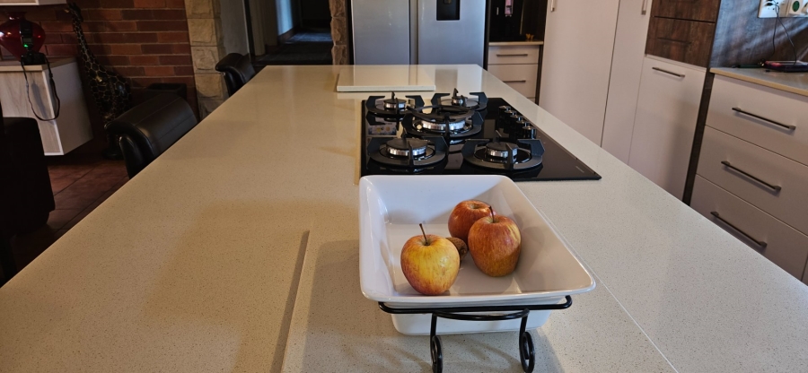 5 Bedroom Property for Sale in Langenhovenpark Free State